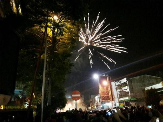 Hiburan Malam Tahun Baru, Warga Saksikan Kembang Api