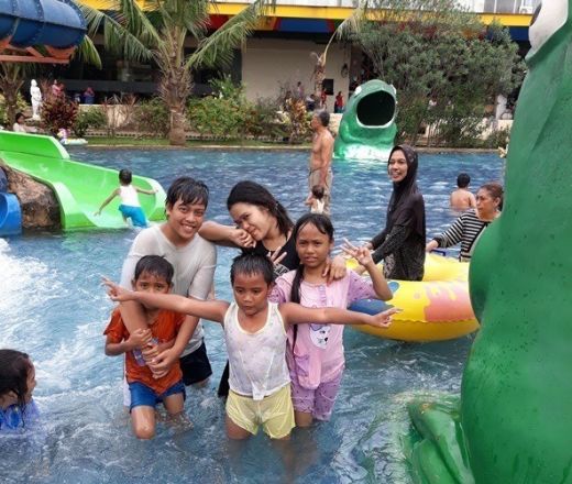 Rekreasi Waterboom Medan Dibanjiri Pengunjung