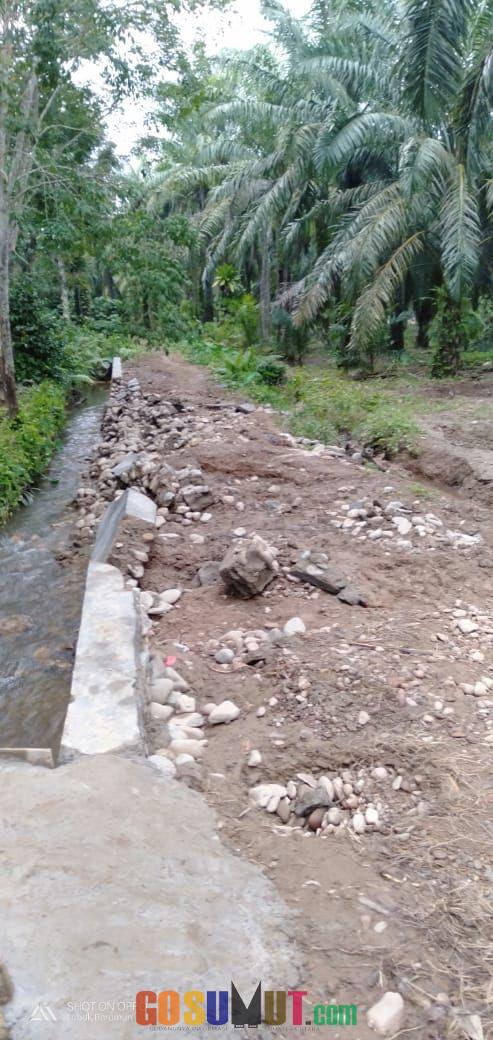 Pembangunan  Dana Desa Amburadul Fisiknya Dek Penahan Jalan Hancur  