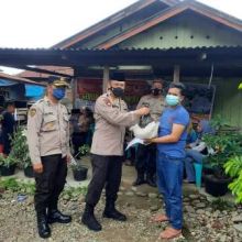 Kapolres dan Ketua Bhayangkari Cabang Palas Berikan Bantuan Sembako ke  Warga