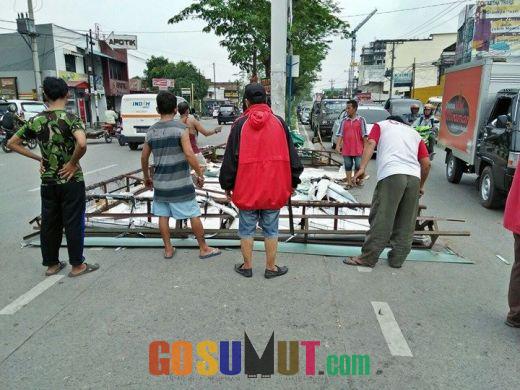 Baleho di Jalan SM Raja Roboh Menimpa Mahasiswi Sampai Masuk RS