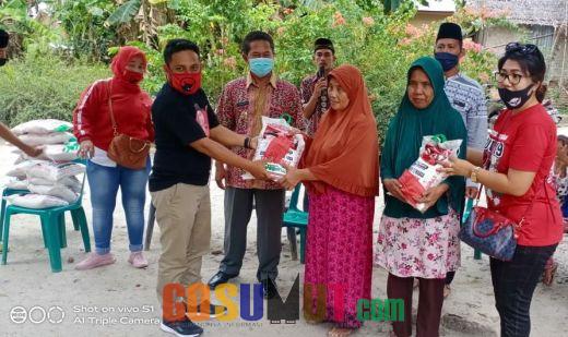 DPC PDIP Sergai Berikan Sembako untuk  Janda dan Anak Yatim Piatu Dusun Payanibung II