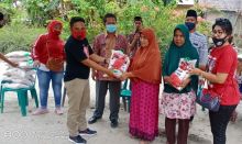 DPC PDIP Sergai Berikan Sembako untuk  Janda dan Anak Yatim Piatu Dusun Payanibung II