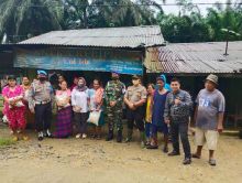 Peduli Warga, Kapolsek Torgamba Berikan Paket Sembako kepada Korban Bencana Banjir