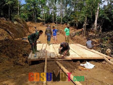 Pembangunan Jembatan di Desa Sihuom Terus di Kebut Satgas TMMD