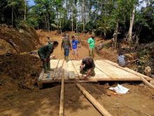 Pembangunan Jembatan di Desa Sihuom Terus di Kebut Satgas TMMD