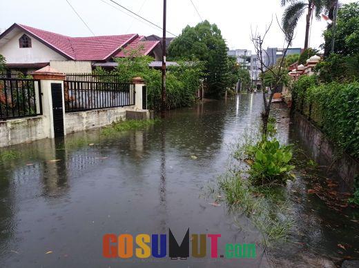 Diguyur Hujan 1 Jam, Jalan STM Medan Dikepung Banjir