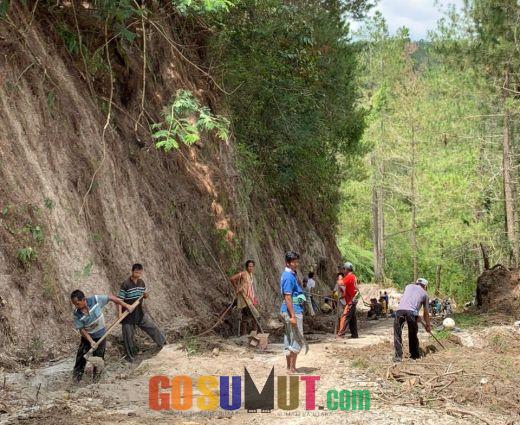 Lereng Gunung Sibisa Longsor, BPODT dan Warga Sigapiton Gotong Royong Bersihkan Material Longsor