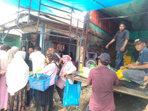 Warga Serbu Pasar Beras Murah di Madina