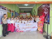 Kapolsek Na IX-X Distribusikan Buku di Posko KBN Desa Kampung Pajak