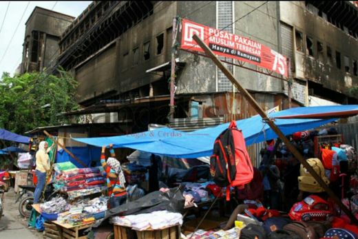 Pedagang Pasar Aksara Masih Beroperasi di Badan Jalan