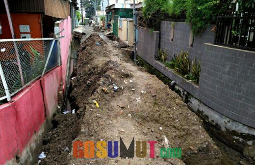 Proyek Perbaikan Drainase di Jalan Sampali Terkesan Dibiarkan