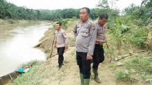 Tak Kenal Lelah, Kapolsek NA IX- X Pimpin Pencarian Korban Banjir Bandang di Sungai Aek Katia