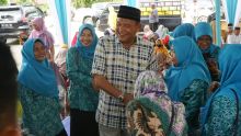 Syah Afandin Serahkan 150 Paket Sembako untuk Guru Ngaji se-Teluk Aru
