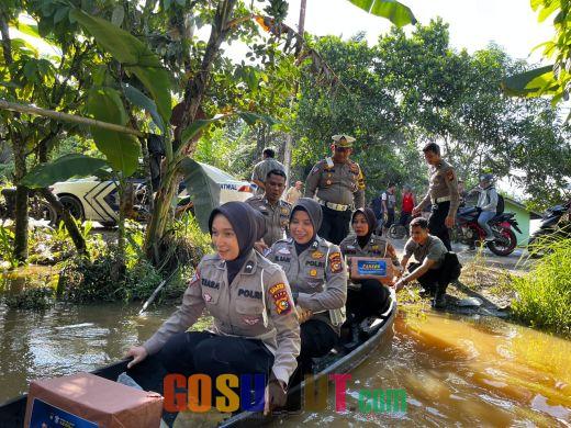 Arungi Banjir, Kasat Lantas Polres Inhu Bawa Polwan Lakukan Cooling System Pemilu Damai