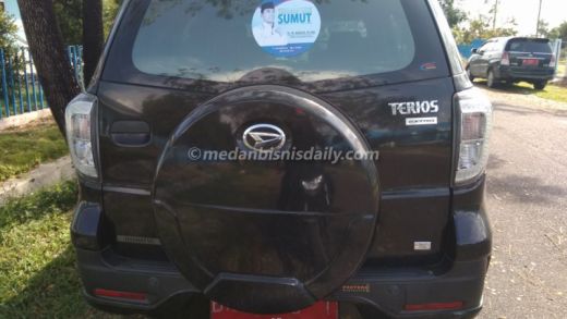 Lapor ! Mobil Dinas Pemkab Simalungun Dihiasi Stiker JR Saragih