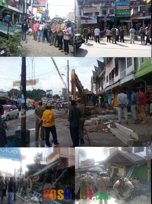 Dinas Perindakop, Satpol PP Bongkar Bangunan Tambahan Depan Ruko Sepanjang Jalan Kota Laguboti