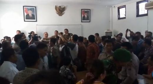 Puluhan Pegawai Teriakan Copot Dirut Pasar Medan