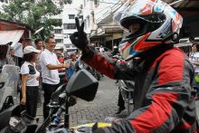 Sihar Hentikan Konvoi Touring Komunitas Moge Ducati