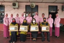 Ny Kiki Deni Kurniawan Salurkan Bantuan Laptop untuk Kepala Sekolah Kemala Bhayangkari