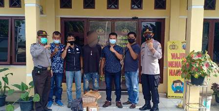 Terekam CCTV, Pencuri Tiga Tin Rokok Ditangkap dalam Rumah