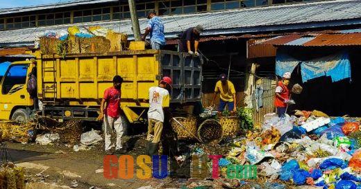 DLH Labuhanbatu Gerak Cepat Bersihkan Sampah di Belakang Pasar Aek Nabara