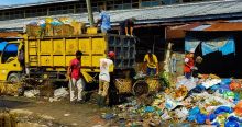 DLH Labuhanbatu Gerak Cepat Bersihkan Sampah di Belakang Pasar Aek Nabara
