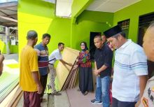 Wabup Labuhanbatu Serahkan Bantuan Material kepada Korban Angin Puting Beliung di Dusun Bandar Gula