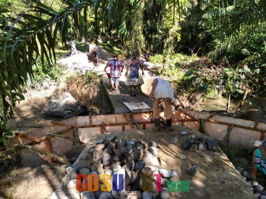 Desa Sematar Bangun Jembatan Penghubung Menuju Tanah Wakaf