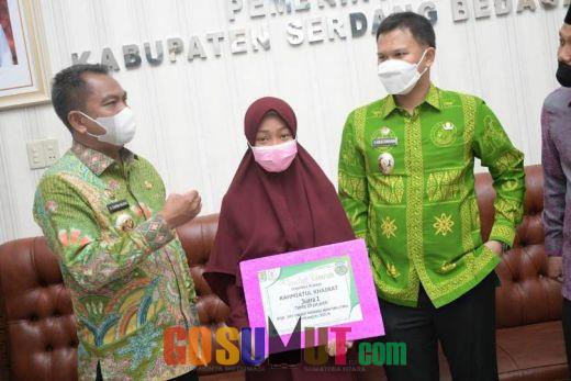 Juarai STQH XVII Provinsi Sumut, Rahmiyatul Khairat Terima Hadiah Umroh dari Bupati Sergai