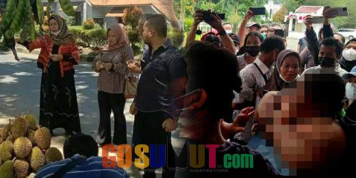 Aksi Protes PPKM Level 4 di Kota Siantar Diwarnai Aksi Telanjang Dada Pedagang