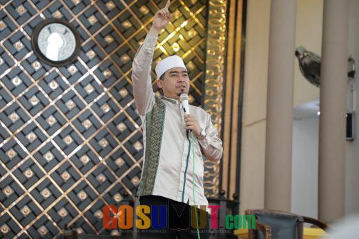 Ustad Solmed Isi Ceramah Tabligh Akbar di Mesjid Agung Achmad Bakrie
