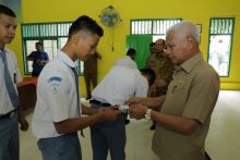 Surya Bagikan E KTP Perdana Kepada Pelajar SMA Negeri 2 Kisaran dan SMAN 1 Air Batu