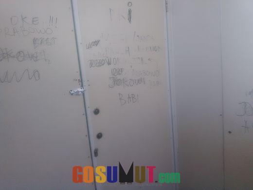 Dinding Toilet  RS Adam Malik Penuh Coretan
