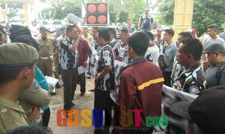 Massa IPK Tuding Pejabat Pemkab Batubara ‘Suka-suka’