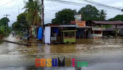 Banjir Merendam Pemukiman Warga Dan Sarana Umum