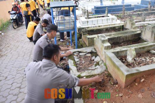 Personel Polres Labuhanbatu Bersih-bersih Perkuburan Paindoan