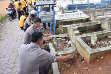 Personel Polres Labuhanbatu Bersih-bersih Perkuburan Paindoan
