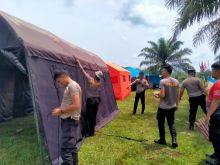 Personel Samapta dan Binmas Dirikan Tenda Perkemahan Pramuka Saka Bhayangkara