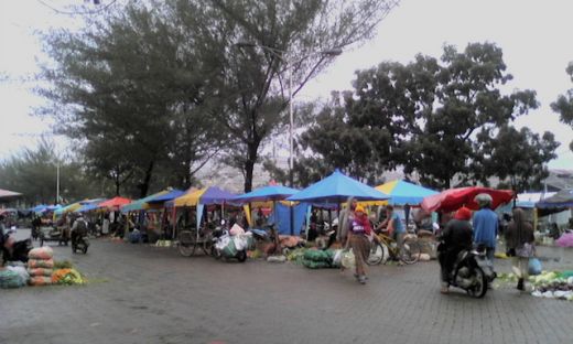 Hujan, Pedagang Sayur di MMTC Ogah Berlibur