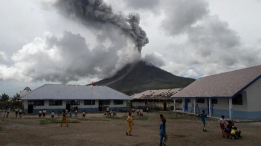 Gunung Sinabung Luncurkan Awan Panas Sejauh 3 Km