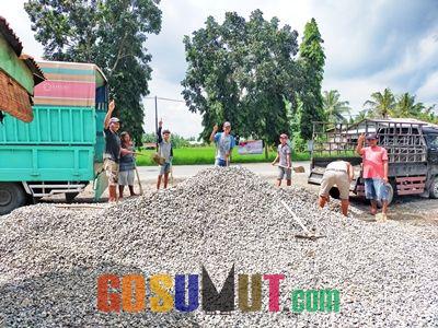 Perbaiki Jalan Rusak, Pendukung Dambaan Bantu 25 Ton Material Batu Pecah