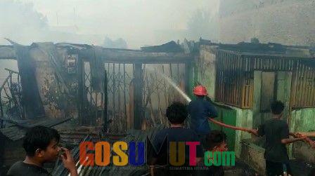 Kebakaran Landa Pemukiman Padat Penduduk di Belawan