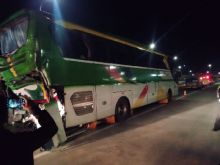 Diduga Mengantuk, Truk Hantam Bus Mogok di Ruas Jalan Tol Sergai, 1 Tewas dan 3 Luka 