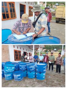 Dukung Kebersihan Lingkungan Desa, TPL Serahkan 30 Tong Sampah