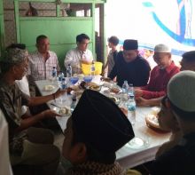 Bobby Nasution Terharu Dijamu Warga Bilal Makan Pakkat