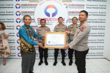 Disaksikan Kapolda Sumut, Dwi Prasetyo Terima Piagam Penghargaan dari Kepala Ombudsman RI
