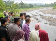 Tinjau Sungai Pinangsori, Pj Bupati Tapteng: Masyarakat Jangan Lakukan Penambangan Batu