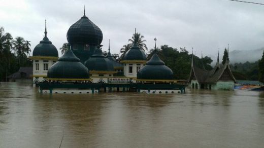 Banjir Besar di Sumatera Barat, Masjid Raya Ini Hanya Terlihat Kubahnya Saja