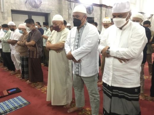 Ratusan Muslimin Ramaikan Tarawih Perdana di Masjid Agung Medan, Bangunan Baru Belum Digunakan